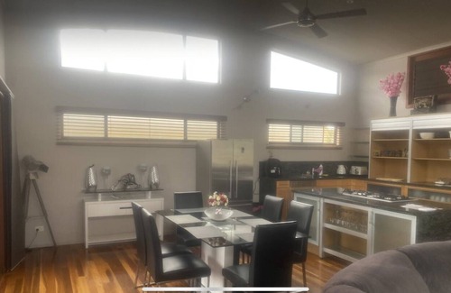 Harrington Apartment | Beautiful studio apartment/ huge spa bath/king bed outdoor dinning
