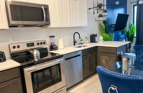 Elizabeth Apartment | Beautiful Studio Near Airport 7636