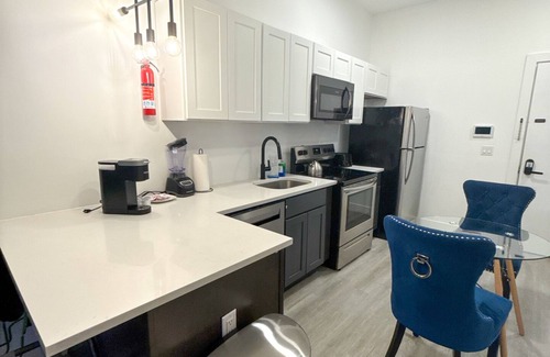 Elizabeth Apartment | Beautiful Studio Near Airport 7636