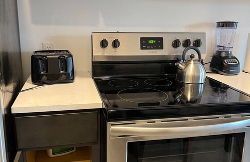 Elizabeth Apartment | Beautiful Studio Near Airport 6984