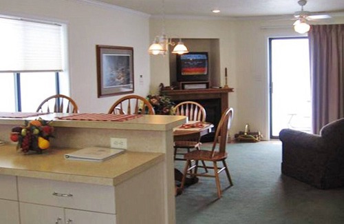 Spirit Lake Apartment | Beautiful studio unit at resort, sleeps 4