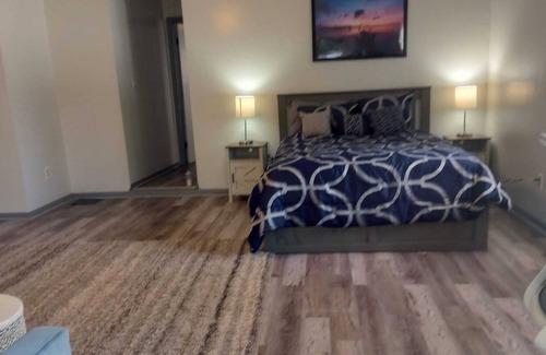 Downtown Syracuse Apartment | Beautiful stylish apartment with backyard