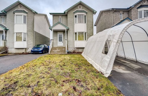 Gatineau House | Beautiful stylish home with 3 bed rooms, a den and 2 full bathrooms