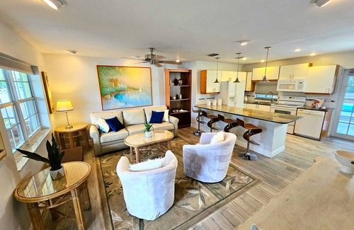 North Palm Beach House | Beautiful Suite with HEATED Pool. Minutes to Beach, Stadium, PGA