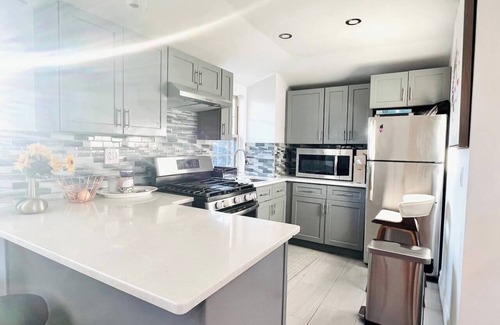 East New York Apartment | Beautiful Suite close to the airport, restaurants and mall
