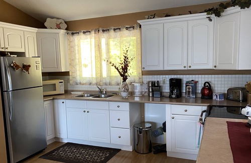 Blind Bay House | Beautiful suite right across the street from the lake ! beautiful sun sets
