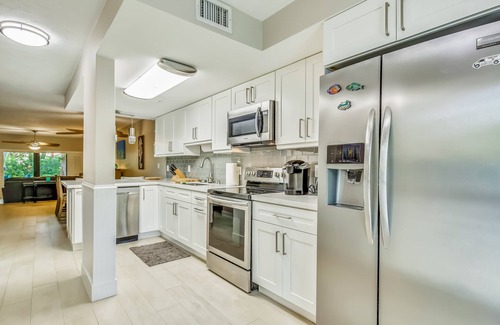 Islamorada Condo | Beautiful, sunlit home with pool, tennis court & beach access - near the marina