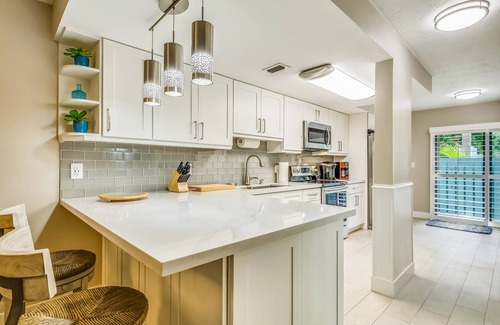 Islamorada Condo | Beautiful, sunlit home with pool, tennis court & beach access - near the marina