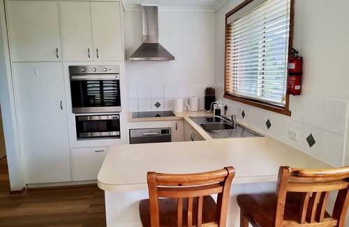 Lenah Valley House | Beautiful Sunny house, 4 Km to Hobart CBD
