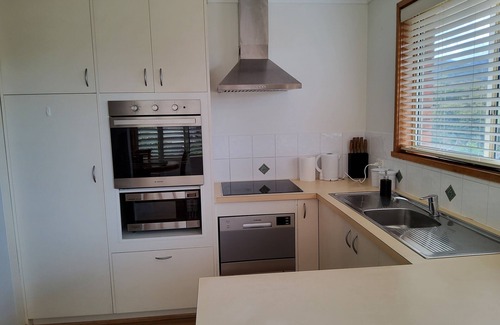 Lenah Valley House | Beautiful Sunny house, 4 Km to Hobart CBD