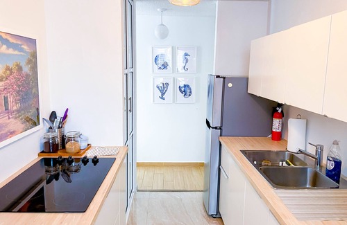 Parque Apartment | Beautiful sunny large 1 bedroom apartment just one block away from the beach !