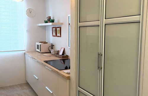 Parque Apartment | Beautiful sunny large 1 bedroom apartment just one block away from the beach !