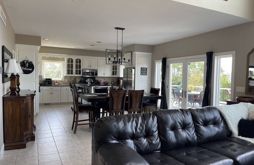 Washington House | Beautiful Sunrise, Rural, close to town, near wineries, next to Sunset Bluffs!