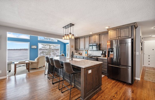 Fairmont House | Beautiful Sunrise Views of Hall Lake!