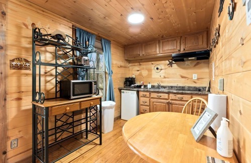 Elmaton Cabin | ★Beautiful Texas ranch retreat with lake.cabin#2 ★