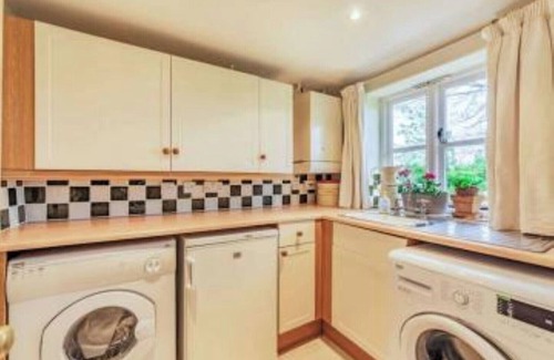Swindon Cottage | Beautiful thatched country 4 Bedroom Cottage