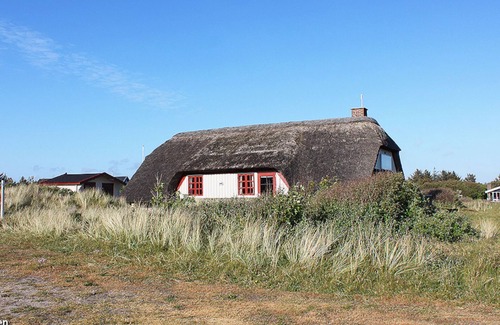 Sondervig House | Beautiful thatched house on a great natural plot