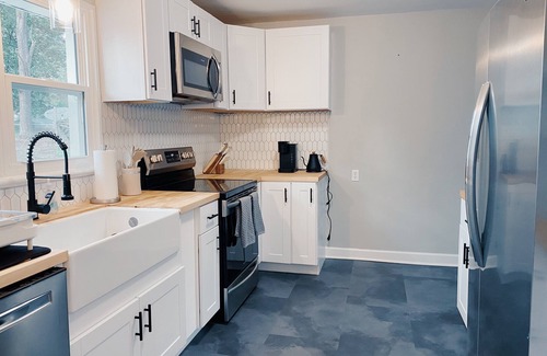 Richmond House | Beautiful Three Bedroom one story house on quiet street
