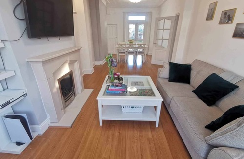 Seven Kings House | Beautiful Three Bedroom Home close to Stations
