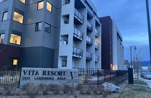 Vernon Condo | Beautiful Top Floor Condo Okanagan Lake View w/pool