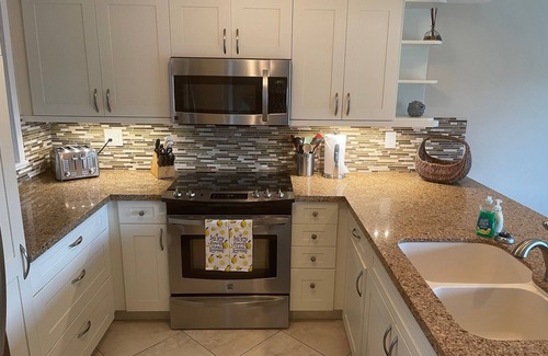 Wailua Condo | Beautiful Top Floor - GREAT Ocean View - sleeps 3 - Renovated