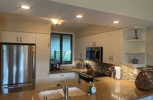 Wailua Condo | Beautiful Top Floor - GREAT Ocean View - sleeps 3 - Renovated