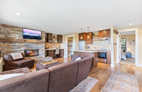 Bend Condo | Beautiful Top Floor View Condo, 7th Mountain Resort Bend! Great amenities!