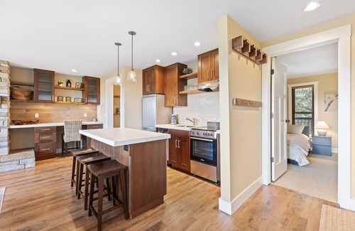 Bend Condo | Beautiful Top Floor View Condo, 7th Mountain Resort Bend! Great amenities!