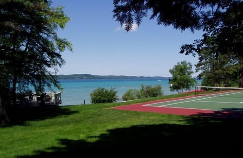 Clam River Cottage | Beautiful Torch Lk Sunset~hot tub-Tennis/pklbl Crt~Kayaks/SUP~ Playset-firepit