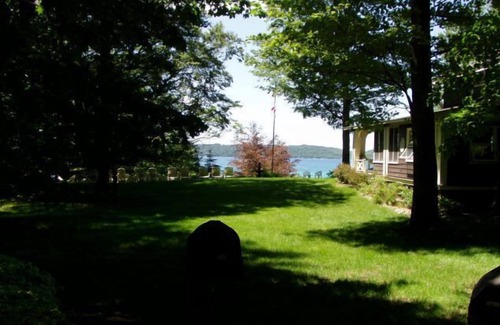 Clam River Cottage | Beautiful Torch Lk Sunset~hot tub-Tennis/pklbl Crt~Kayaks/SUP~ Playset-firepit