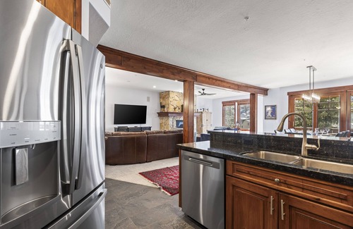 Downtown Park City Condo | Beautiful Town Pointe Condo Private Hot Tub Walk to Town Lift