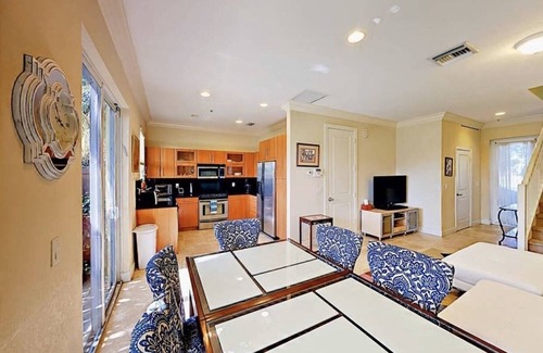 Poinciana Park House | Beautiful Townhouse Close by the AIRPORT, BEACH, CRUISE PORT, CONVENTION CENTER