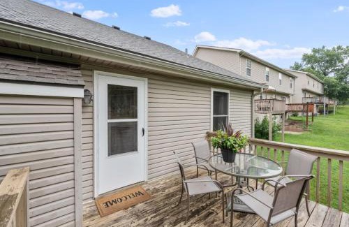Gladstone House | Beautiful Townhome, 11 minutes to Downtown, KCMO.