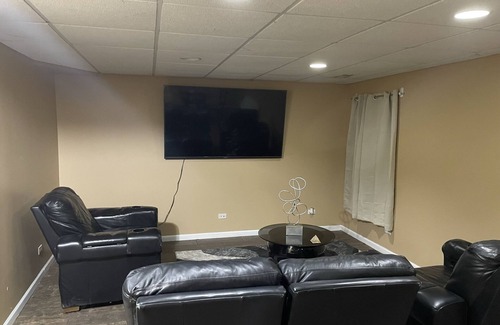 Elgin House | Beautiful townhome 45 mins from Chicago