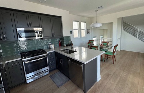 Ventura House | Beautiful Townhome a short walk to beach and downtown with stunning Island views