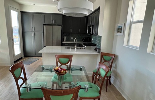 Ventura House | Beautiful Townhome a short walk to beach and downtown with stunning Island views