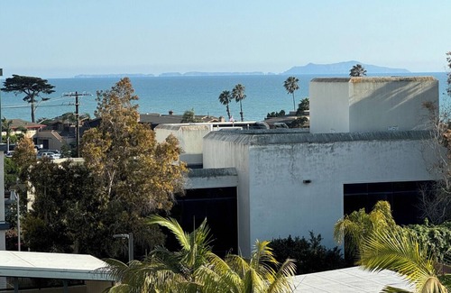 Ventura House | Beautiful Townhome a short walk to beach and downtown with stunning Island views