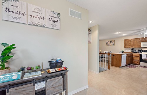 Gladstone House | Beautiful Townhome 11 minutes to Downtown, Kansas City, 15 mins to MCI Airport .