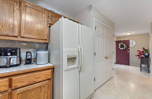 Gladstone House | Beautiful Townhome 11 minutes to Downtown, Kansas City, 15 mins to MCI Airport .