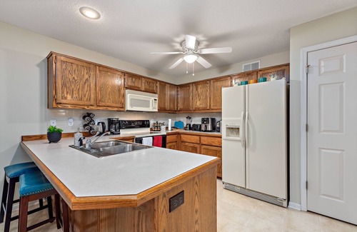 Gladstone House | Beautiful Townhome 11 minutes to Downtown, Kansas City, 15 mins to MCI Airport .