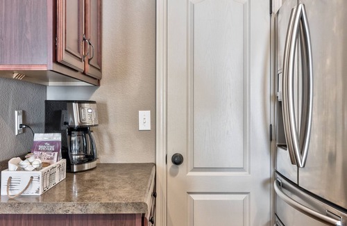 Waldron House | Beautiful Townhome Near Shopping and Restaurants in Northland