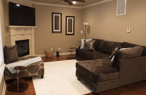 Little Rock House | Beautiful Townhome Close To EVERYTHING (Pool Table/Arcade)