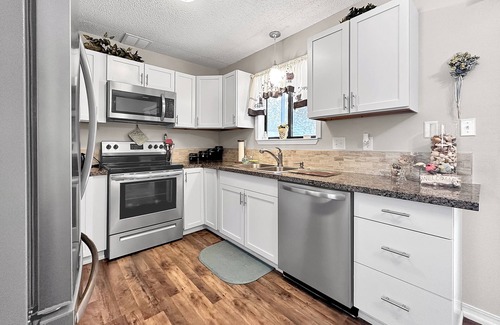 East Pensacola Heights House | Beautiful townhome with AC in charming Pensacola