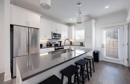 Charlotte Park House | Beautiful Townhomes! Two Units With Outdoor Patios