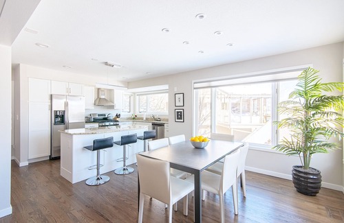Wonderland Hills House | Beautiful Townhouse on Wonderland Lake