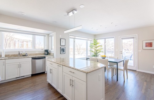Wonderland Hills House | Beautiful Townhouse on Wonderland Lake