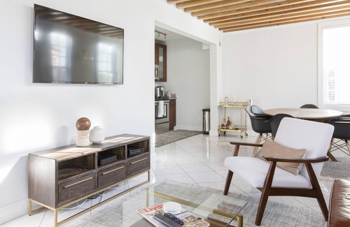 Cannonborough Elliotborough House | Beautiful Townhouse right by King st.