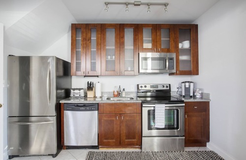 Cannonborough Elliotborough House | Beautiful Townhouse right by King st.