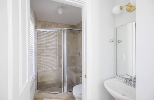 Cannonborough Elliotborough House | Beautiful Townhouse right by King st.