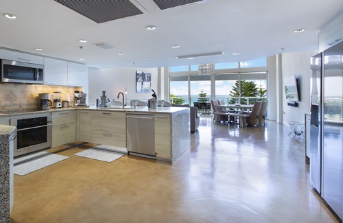 Mid Beach Condo | Beautiful Townhouse with Beachfront Access to Boardwalk to Miami South Beach.